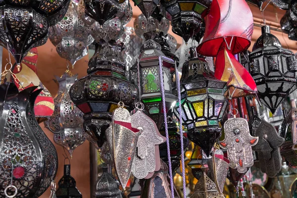 在麦地那商店里闪亮的摩洛哥金属灯和纪念品 — 图库照片
