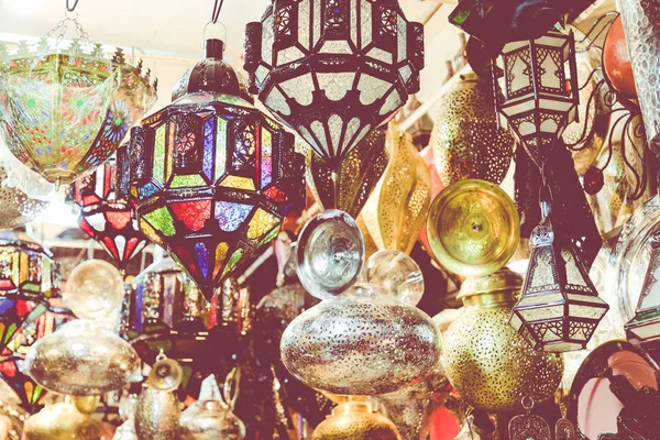 Błyszczące marokańskie lampy metalowe i pamiątki w sklepie w medina — Zdjęcie stockowe
