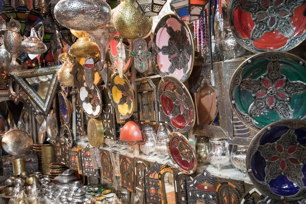 Glänzende marokkanische Metalllampen und Souvenirs im Geschäft in der Medina — Stockfoto