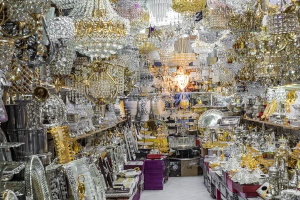 Glänzende marokkanische Metalllampen und Souvenirs im Geschäft in der Medina — Stockfoto