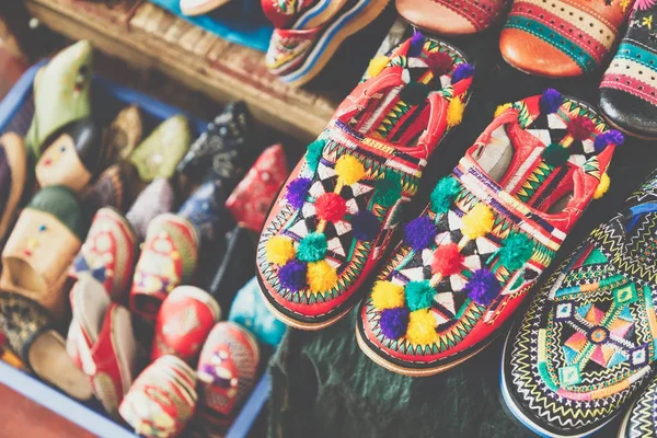 Colorida alineación de zapatos marroquíes en una tienda. Zapatos orientales en un —  Fotos de Stock