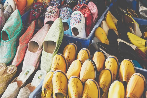 Colorida alineación de zapatos marroquíes en una tienda. Zapatos orientales en un — Foto de Stock