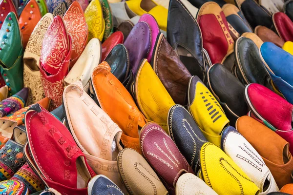 Colorida alineación de zapatos marroquíes en una tienda. Zapatos orientales en un —  Fotos de Stock