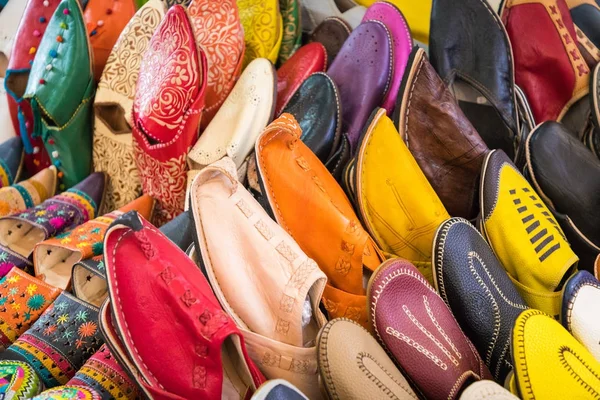 Colorida alineación de zapatos marroquíes en una tienda. Zapatos orientales en un — Foto de Stock
