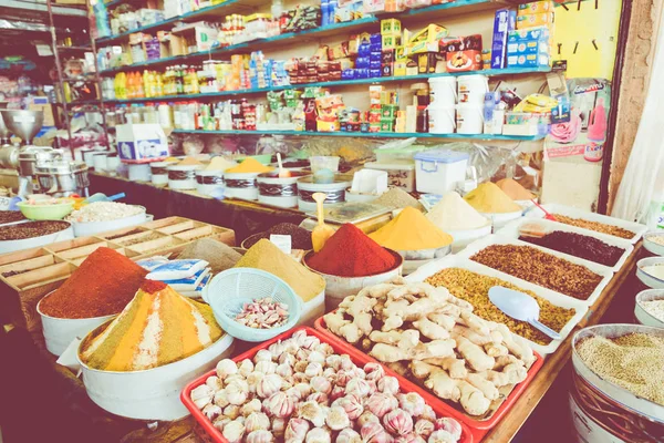 Seleção de especiarias em um mercado tradicional marroquino (souk) em M — Fotografia de Stock