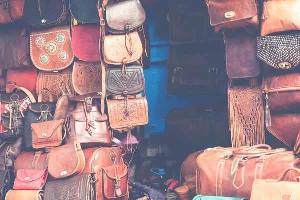 Marocký kožené zboží tašky a pantofle na venkovní trh v Ma — Stock fotografie