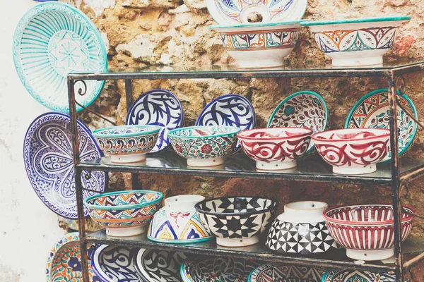 Assiettes, tajines et pots en terre cuite sur le souk marocain . — Photo
