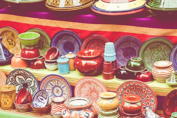 Platen, tajines en potten gemaakt van klei op de souk in Marokko. — Stockfoto