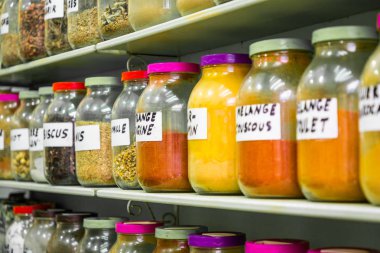 Cam Kavanoz herbalist dükkanı bir tradi tarihinde raflardaki ürün yelpazesine