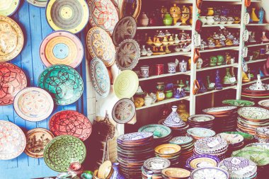 Marocco Çarşısı kil levha, tajines ve tencere yapılmış.