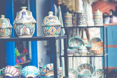 Marocco Çarşısı kil levha, tajines ve tencere yapılmış.