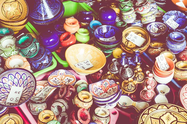 Plates, tajines and pots made of clay on the souk in Marocco. — Stock Photo, Image