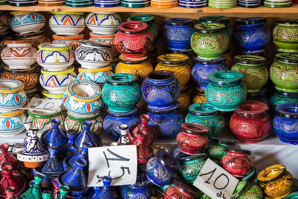 Assiettes, tajines et pots en terre cuite sur le souk marocain . — Photo