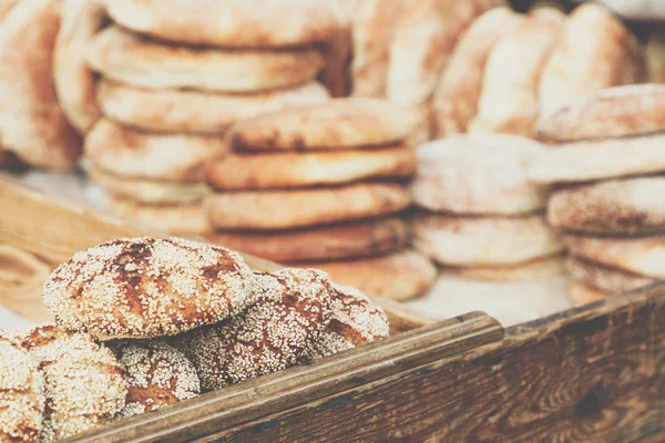 典型的传统摩洛哥面包芝麻籽在街道食物 s — 图库照片