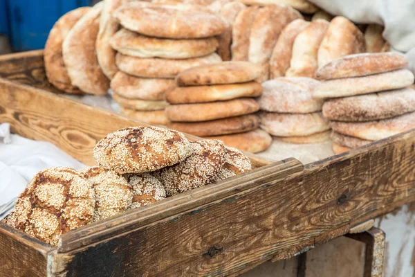 Semillas típicas de sésamo de pan tradicional marroquí en comida callejera s —  Fotos de Stock