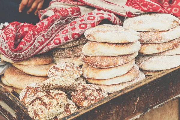 Semillas típicas de sésamo de pan tradicional marroquí en comida callejera s —  Fotos de Stock