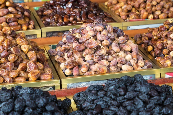 Nozes e frutas secas para venda no souk de Fes, Marrocos — Fotografia de Stock