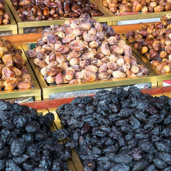 Nozes e frutas secas para venda no souk de Fes, Marrocos — Fotografia de Stock