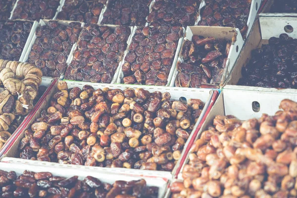 Noten en gedroogde vruchten te koop in de souk van Fez, Marokko — Stockfoto