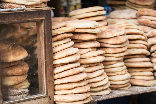 Pain marocain traditionnel typique sur étal de street food, Marrake — Photo