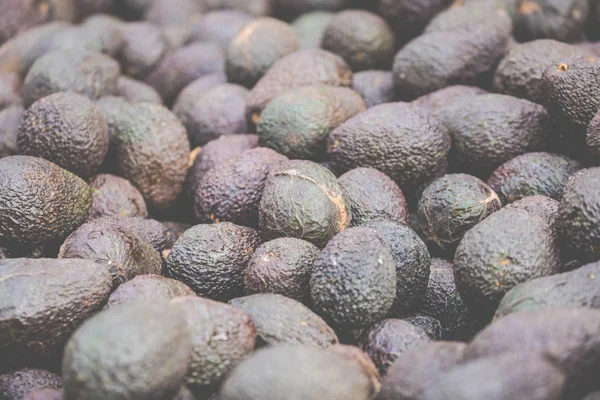 Grande grupo de abacates no mercado de agricultores — Fotografia de Stock