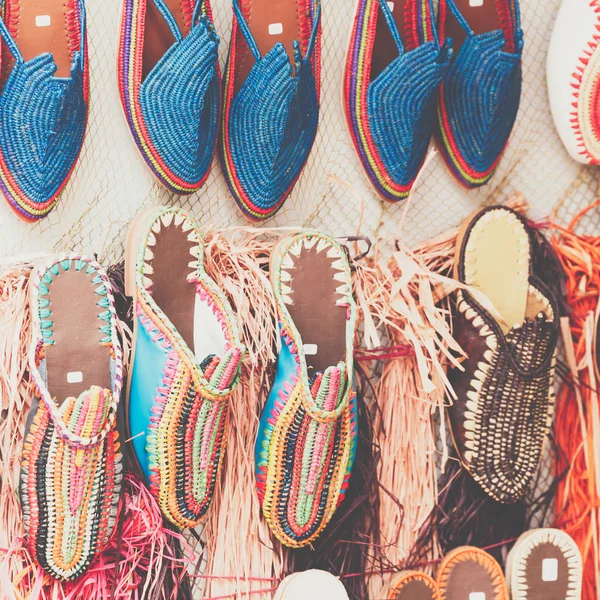 Bolsos y zapatillas de cuero marroquí en el mercado al aire libre en Ma — Foto de Stock