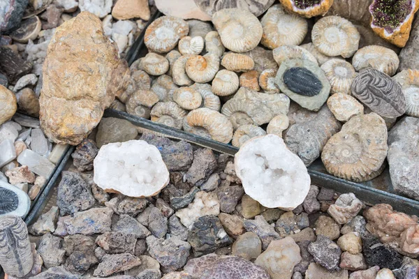 Seçimi bir geleneksel Fas Pazar üzerinde renkli minerallerin — Stok fotoğraf