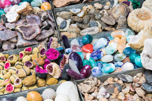 Selección de minerales coloridos en un mercado tradicional marroquí — Foto de Stock