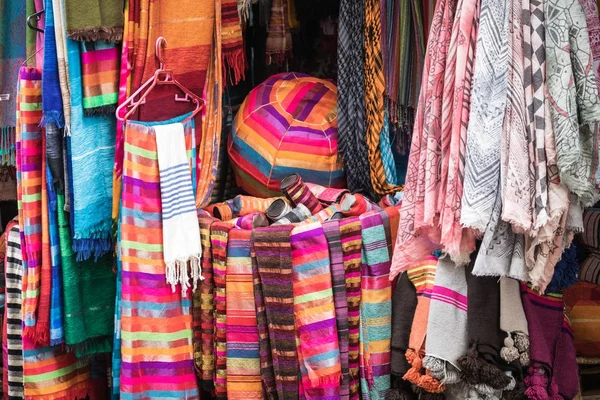 Výběr barevné oblečení na tradiční marocký trh (s — Stock fotografie