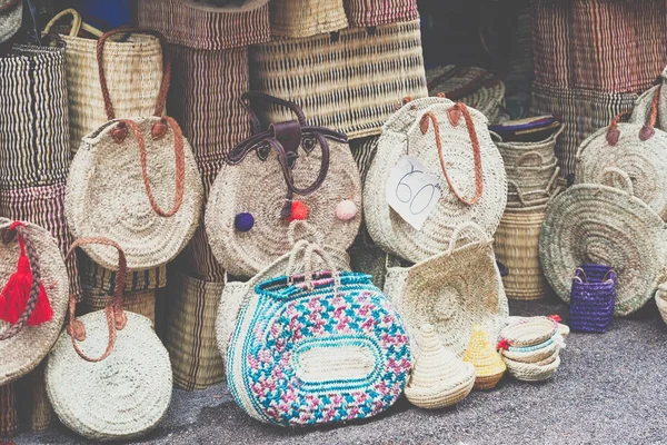 Souvenirs d'artisanat souk marocain en médina, Essaouira, Maroc — Photo