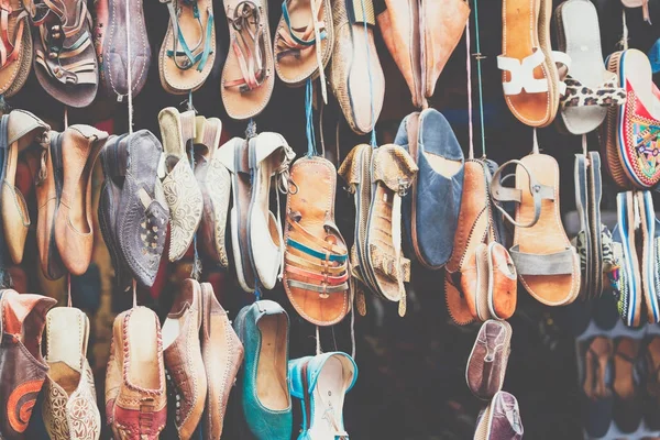 Moroccan leather goods bags and slippers at outdoor market in Ma — Stock Photo, Image