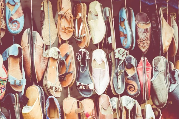 Bolsos y zapatillas de cuero marroquí en el mercado al aire libre en Ma — Foto de Stock