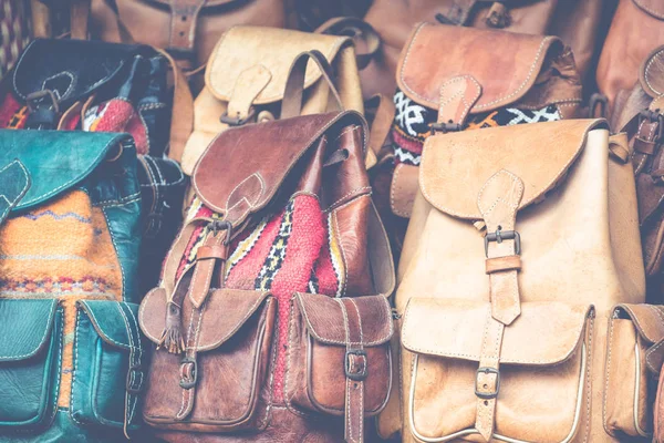 Sacos de couro marroquino e chinelos no mercado ao ar livre em Ma — Fotografia de Stock