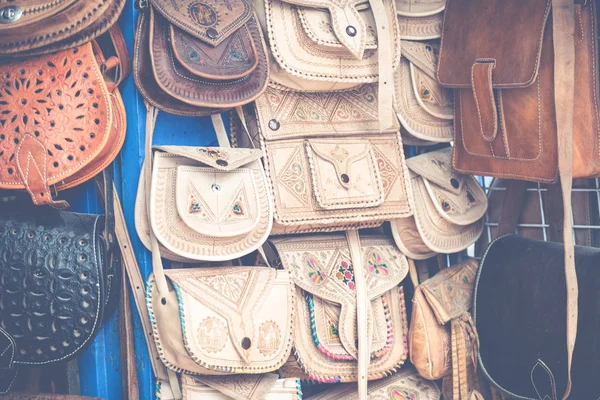 Bolsos y zapatillas de cuero marroquí en el mercado al aire libre en Ma —  Fotos de Stock