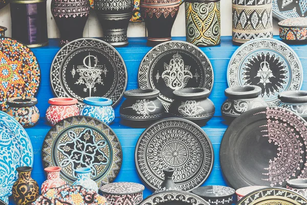 Assiettes, tajines et pots en terre cuite sur le souk marocain . — Photo