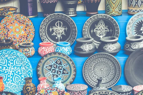 Talerze, tajines i garnki z gliny na suku w Maroko. — Zdjęcie stockowe