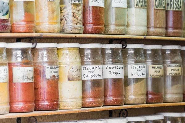 在传统的草药店货架上的玻璃罐分类 — 图库照片