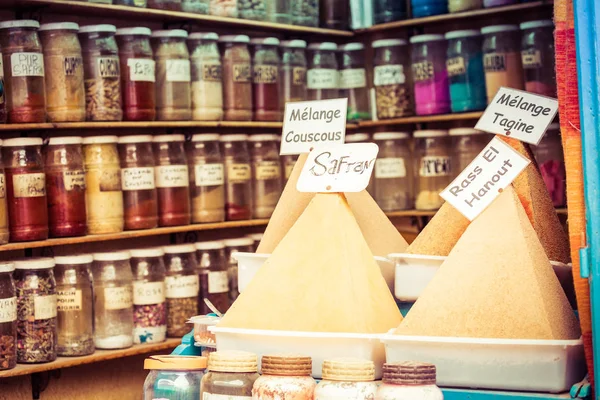 Cam Kavanoz herbalist dükkanı bir tradi tarihinde raflardaki ürün yelpazesine — Stok fotoğraf