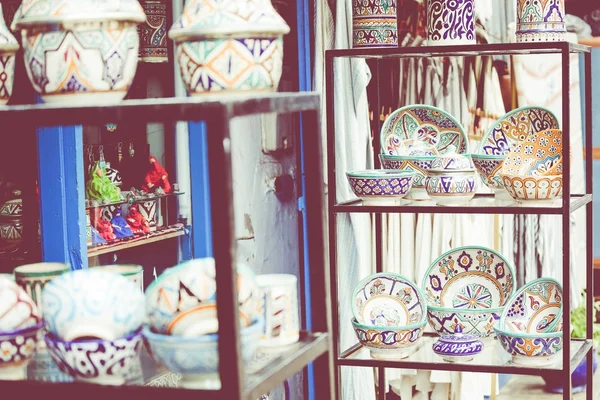 Teller, Tajines und Töpfe aus Ton auf dem Souk in Marokko. — Stockfoto