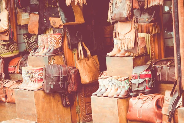モロッコ革製品バッグ、Ma の屋外市場でスリッパ — ストック写真