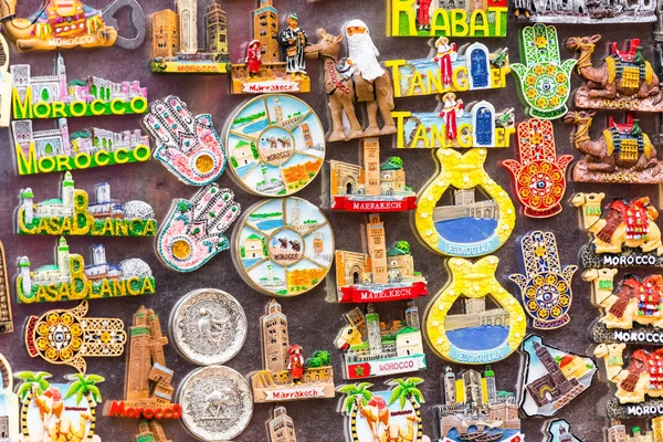 Ímãs de geladeira de lembrança para venda representando Marrocos . — Fotografia de Stock