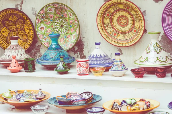 Assiettes, tajines et pots en terre cuite sur le souk marocain . — Photo