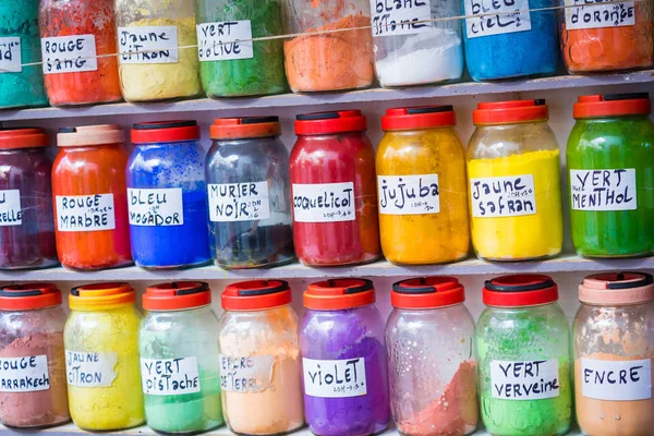 Assortiment de bocaux en verre sur étagères dans un magasin herboriste sur un tradi — Photo