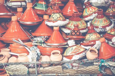 Çok renkli Fas tajines seçimi. Geleneksel yemek, m