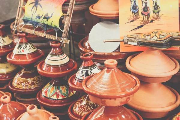 非常にカラフルなモロッコのタジン鍋の選択。伝統的な料理、m — ストック写真
