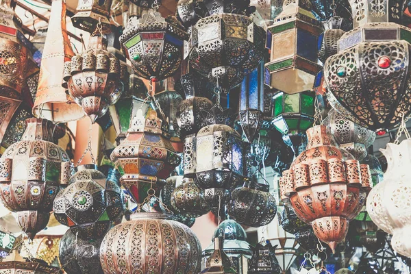 Zářící marocké kovové lampy a suvenýry v obchodě v medíně — Stock fotografie