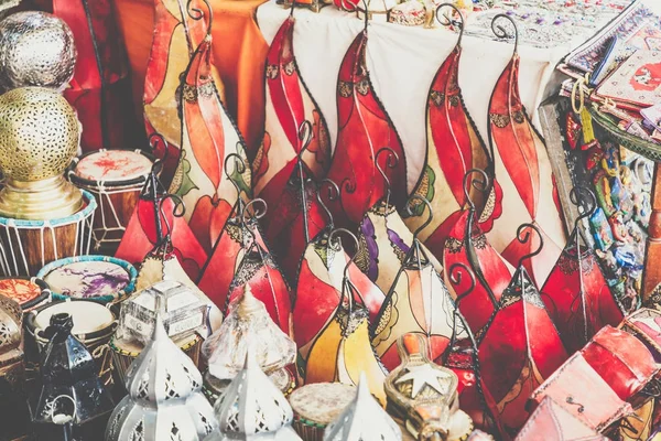 Lysende, morokkanske metalllamper og suvenirer i butikken i medina – stockfoto