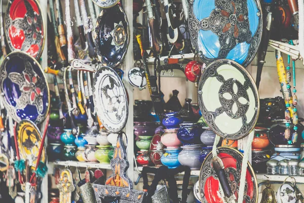 Shining moroccan metal lamps and souvenirs in the shop in medina — Stock Photo, Image