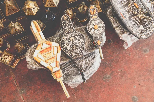 Zářící marocké kovové lampy a suvenýry v obchodě v medíně — Stock fotografie