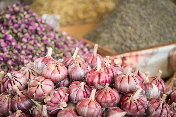 Garlics fresco in un mercato — Foto Stock